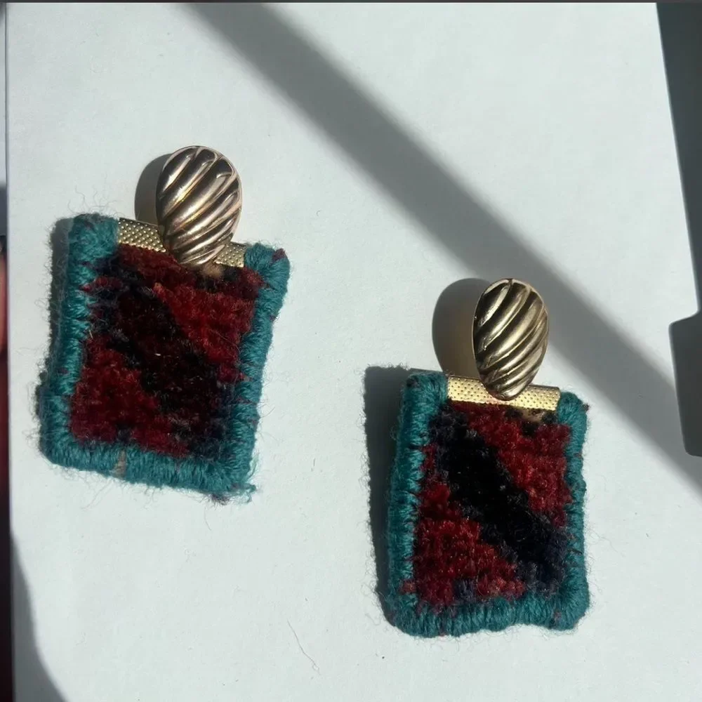Elegant Gold and Multicolor Statement Earrings R7
